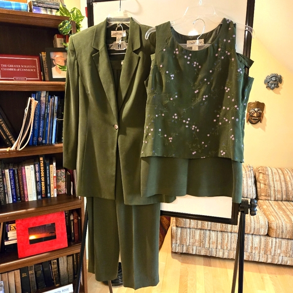 COPY - Jones New York 4-Piece Woman's Green Silk Suit, Size 12 Jacket, Pant, Sk… - Picture 14 of 16